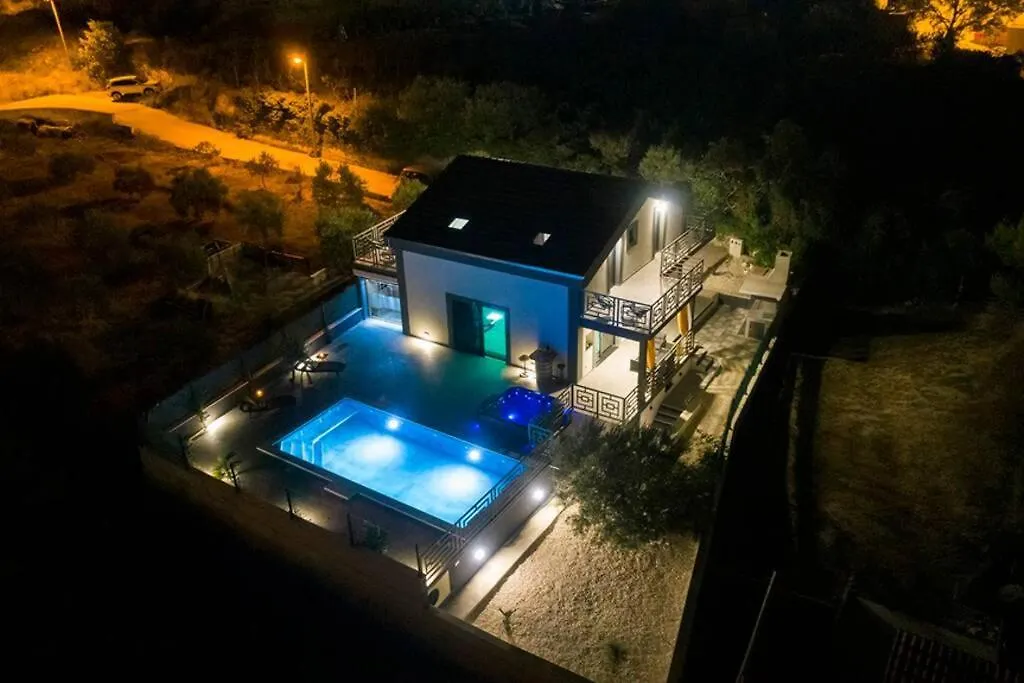 Luxury Villa Stocia Split With Swimming Pool, Sauna And Jacuzzi In A Peaceful Location In Split Prázdninový dům